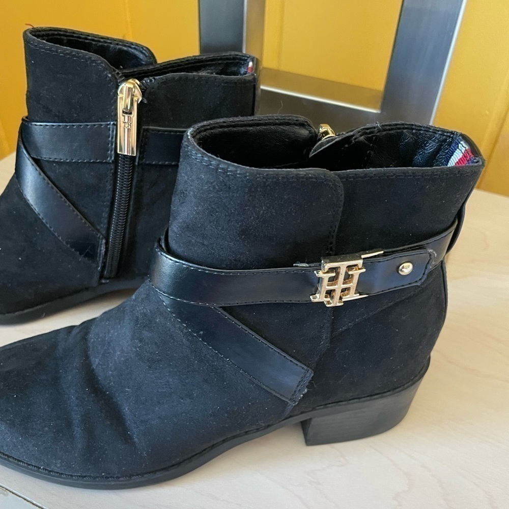 TOMMY HILFIGER Women’s Shoe Flat Ankle Booties Black Suede Gold Accents Size 6.5 - Picture 6 of 10